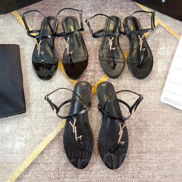 Sandales femme Nouvelle arrivée designer sandales plates tongs de plage diapositives bande métallique noir en cuir verni femmes hommage en cuir véritable lettre boucle en métal chaussures pour femmes