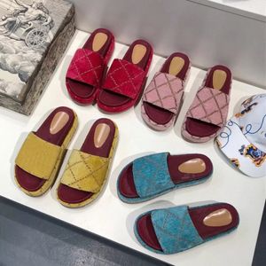 Vrouw sandalen slippers mode strand dik bodem platform vrouwen schoenen alfabet dame sandaal lederen hoge hak slippers grote slijbanen schuifregelaar