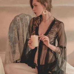 Femme séduisante séduisante fourche ouverte chaude et épicée et fourche mammaire exposée pyjamas sexy sous-vêtements sexy