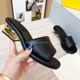 Chaussures femme ff baguette d'été femmes beaux créateurs sandaux créateurs de mode élégants chaussures à talon bas décontracté confortable extérieurs pantoufles de plage douce