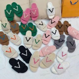 Pantuflas de mujer Slip-On Mules Ligero Hogareño Moda Mujer Lana Lujosa piel de visón Suave plana Punta abierta con iniciales de gran tamaño Tamaño de mula