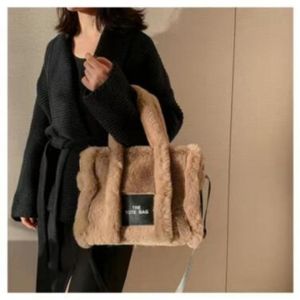 Femme LES SACS FOURRE-TOUT Sac en peluche grande capacité sac de messager portable automne hiver faire la navette Mode Shopping Cartables Sacs à main de luxe designer sac à main hobo portefeuille