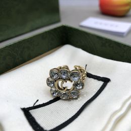 Mulher com pedras laterais banda anéis designer moda duplo g anel de casamento joias de luxo presente masculino estilo de metal ggity anel aberto cristal pérola 6755