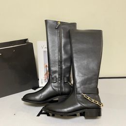 Bottes de créateur pour femmes, longues bottes à la mode en cuir noir avec chaîne noire, talons épais, bottes au genou zippées