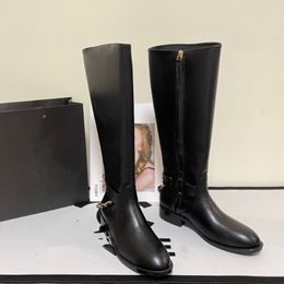 Bottes de créateurs pour femmes, bottes longues en cuir noir avec chaîne noire, talons épais, bottes au genou zippées