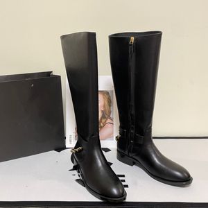 Botas de diseñador para mujer Botas largas de cuero negro con cadena negra Tacones gruesos Botas hasta la rodilla con cremallera