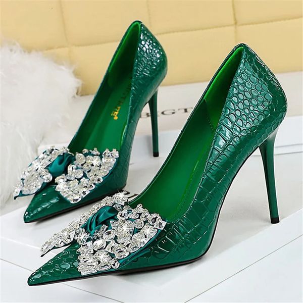 Zapatos de tacón alto de 10cm para mujer, zapatos de tacón con punta estrecha y Nudo de mariposa, color verde, desnudo, para oficina, con diamantes de imitación serpentinos, zapatos de fiesta de boda 240119