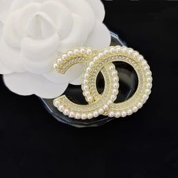 Broche de diseñador chapado en oro de 18 quilates para mujer, broches de diamantes a la moda, broches, joyería para fiesta de boda, accesorios, regalos