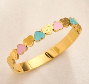 Mujeres 18K chapado en oro diseñador pulseras de corazón de oro joyería de alta calidad regalo de amor joyería dama nuevo corazón amoroso pulsera de acero inoxidable que no se descolora al por mayor