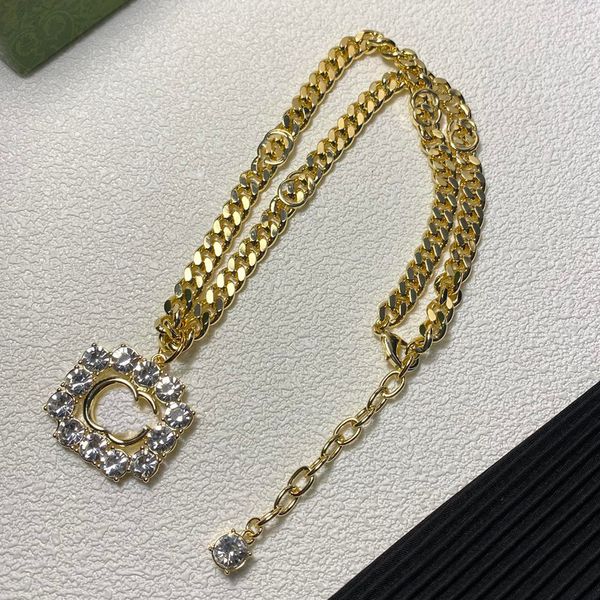 Collar con colgante chapado en 18K para mujer, gargantilla de regalo familiar de lujo, fiesta de boda de lujo, letra de marca con sello, collar de joyería para mujer al por mayor