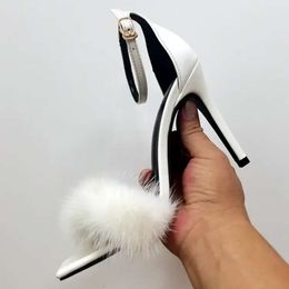 Femmes 2024 Lady Ladies Leather 9,5 cm Stiletto Sandales à talons hauts Cover Cover Talon Chaussures Feathers Solid Buckle Peep-Toe Wedding Party Taille 34-42 BA71