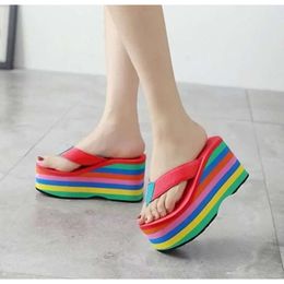 Femmes 2024 Flip Flip Flip Sandals Nouvelles plates-formes de bas de la plate-forme épaisses Slope Beach Rainbow femelle Colorful Slipper G5SL # 65E6