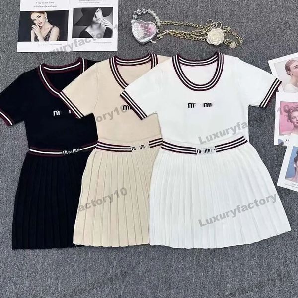 Conjunto de falda de 3 colores para mujer, camisa de punto con letras de dos piezas, traje de Falda corta, faldas plisadas