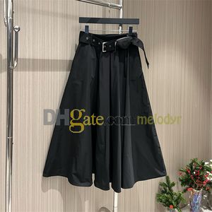 Dames A-lijn rok met riem Designer hoge taille geplooide rokken Zwarte jurken Letter Badge Slanke rokken