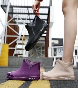 Dames enkel regenlaarzen herfst dames rubber pvc waterdichte regenshoes water schoenen glijden op mode vrouwelijke flats schoenen 2020 nieuwe K88049161