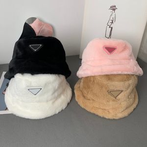 Beanies vrouwen herfst en winterontwerper Beanie Hair Warm Candy Color Bonnet Paar Mode Metal Triangle Letter Casquette