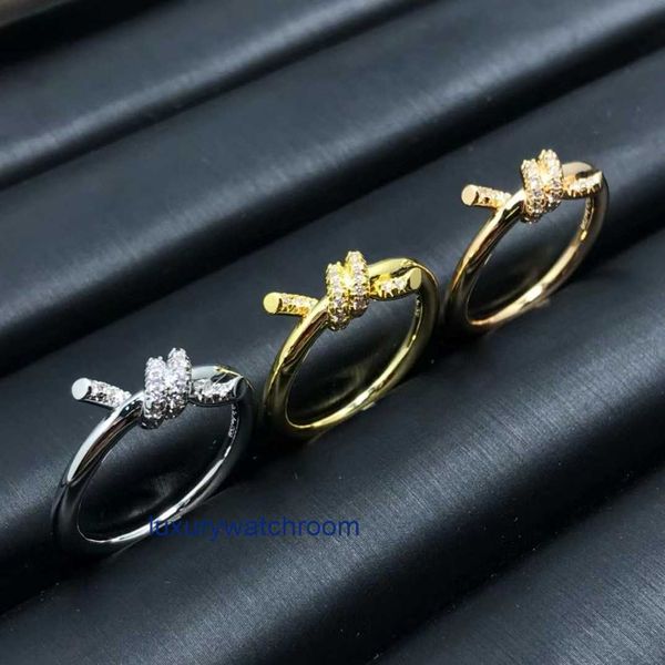 Groupe de femmes Tiifeany Ring Jewelry Nouveau diamant torsadé pour femmes conception de machine de luxe légère de la mode pour femmes