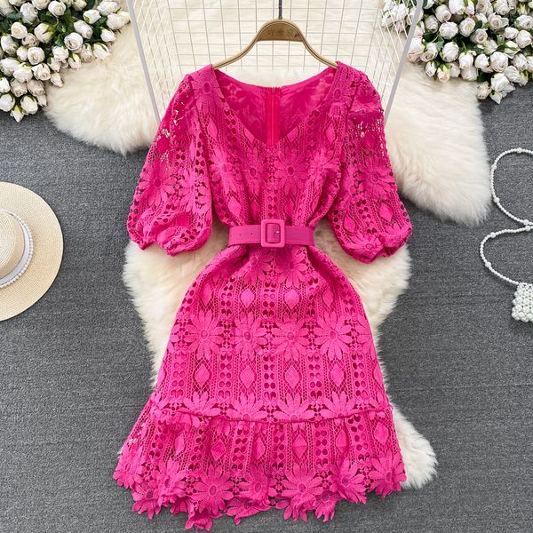 Femmes robes décontractées de base nouveau Vintage été col en V Crochet fleur dentelle robe mode femmes Rose rouge manches bouffantes évider broderie ceinture Mini robes 2024