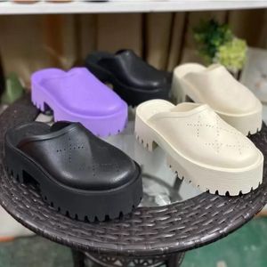 Femmes pantoufles de plage épais designer de concepteur de femmes chaussures de trou de trous carton carton carton de lady plate-forme sandales talons en cuir les glissades de tongs plats.