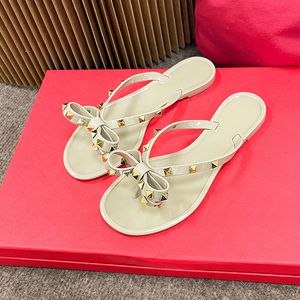 Slippers Summer Femmes Flip Flip Flops Chaussures Classic Quality Ladies Ladies Cool Bow Knot Flat Slipper Femme Rivet Jelly Sandals Chaussures 35-41