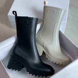 Femmes Betty Bottes PVC Caoutchouc Beeled Plate-Forme Au Genou Hauteur Bottes De Pluie Noir Imperméable Welly Chaussures En Plein Air Rainshoes Casual Talons Hauts