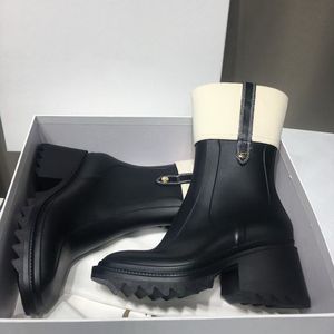 Mujeres Betty PVC Botas de lluvia Diseñador Medio bota Damas Damas Botas para mujeres Medalla de goma Caerse Zipe Invierno Zapatillas Bootis 237