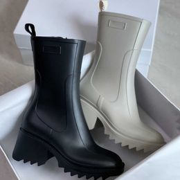 Vrouwen Betty PVC Rain Boots Fashions Rubber Dikke Dikke Soled Half Boot Top Designer Ladies Black Bruin White Platform Schoenen Mid Heel Fashion Side Zipper 237