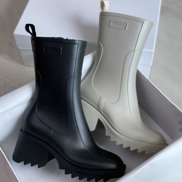 Femmes Betty PVC Bottes de pluie Fashions Caoutchouc Semelle épaisse Demi-botte Top Designer Dames Noir Marron Blanc Plate-forme Chaussures Talon mi-talon Mode Fermeture à glissière latérale 237