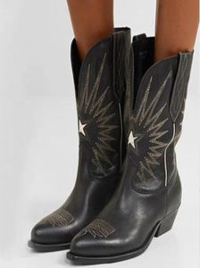 Femmes noires blancs de cowboy occidental Boots étoiles Boots en cuir brodés chaton talons de moto bottes de la mode féminine Midcalf Martin1554432