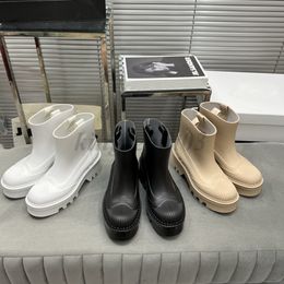 Botas de mujer Botas de lluvia de diseñador Bota de goma negra Botas de lluvia impermeables de PVC Plataforma de apariencia Zapatos de agua suaves con caja