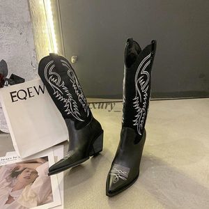 Botas de mujer Tendencia de moda Cuero de microfibra en relieve Punta estrecha Botas de vaquero occidentales Botas altas hasta la rodilla para mujer Botines de vaquera con caja