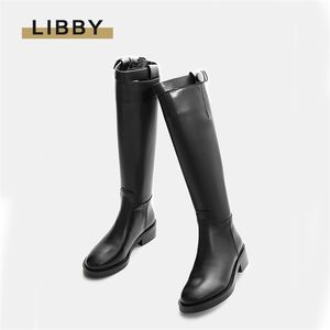 Botas de mujer Botas de invierno cálidas sexy sobre la rodilla Hebilla de moda Botas largas negras Zapatos planos para mujer Tamaño grande 3641 Calzado 220815