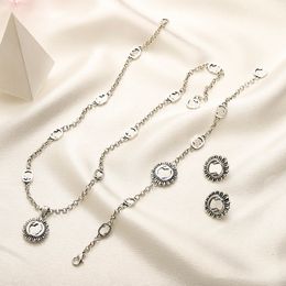 Vrouwen armband oorbellen ketting ontwerper sieraden sets hanger ketting merklogo sieraden ketting zilveren stud stempel oorbellen meisje cadeau