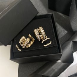 Femmes marque lettre 18k plaqué or cristal strass laiton cuivre boucle d'oreille mariage créateur de mode bijoux accessoires