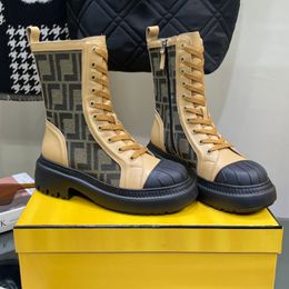 Dames bruin halve laarzen luxe ontwerper ridder laars koeienhuid splice bedrukte doek damesschoenen schoenen lage hak ronde ronde tenen zip werk martin bootie met doos