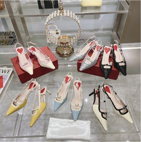 Femmes Canard Slingback Pumps Designer Sandales Talons hauts Chaussures Chaussures Femmes Red Heart Summer Boucle Découpes Rhingestone Sexy Wedding Party Pumps