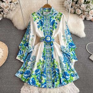 Femmes Robes décontractées printemps été 2024 Piste de fleur de mode imprimement vintage Robe Vint Stand Coule Longue Lanterne Mini Robe ceinturée