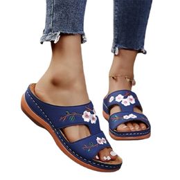 Femmes sandales décontractées confortables pantoufles douces broder fleur coloré ethnique plate-forme plate-forme bout ouvert chaussures de plage en plein air 220630