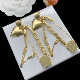 Mujeres Celebrity Dangle Gold Huggie Pendientes Clip de papel Diseñador Joyas Aros Moda Marcas de gran tamaño Luxurys Studs V Love Pendiente para hombres Anillos de oreja con caja