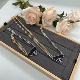 Collar de cadena de mujeres Juego de pulsera de 18 km chapado en oro 925 Silver clásico Triángulo Carta colgante grabada accesorios de joyería de acero inoxidable personalizado