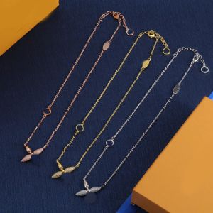 Femmes Classic Crystal Letter Clover Collier Pendant Collier Collier Collier Collier de conception de luxe Chokers Gold Silver plaqué en acier inoxydable Bijoux