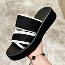 Femmes Style classique Sole Sole Plans de piste ouverte PEEP TOE Été Vente chaude Hauteur Hauteur augmentant Platform Flip Flops Mules de créateurs féminins