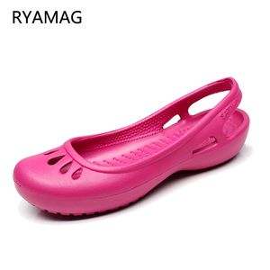Femmes obstruent Ryamag FD289 Sandales de gelée à la maison Chaussures de trou d'été non glissant les pantoufles plates en plastique Femme étanche Eva Garden 230403