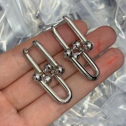 Boucles d'oreilles de créateur de lettres en acier cuivre en cuivre