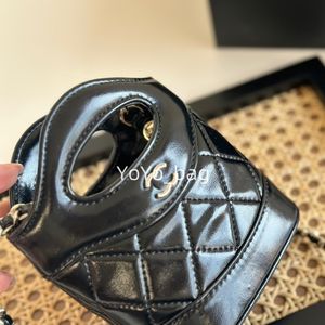 Vrouwen crossbody tassen met metalen handgreep 2024 Nieuwe klassieke ontwerper mini draagbare doos cosmetische lippenstiftzak schapenvacht ijdelheid kas handtassen met spiegel