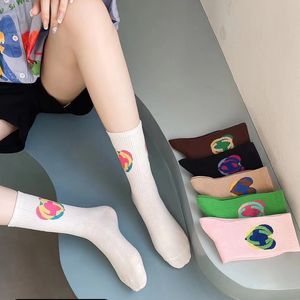 Chaussettes mignonnes en forme de cœur pour femmes, chaussettes en coton avec lettres au Design spécial, pour cadeau de fête, multicolores, de haute qualité