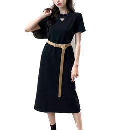 Femmes Deess Designer Calssic Triangle Pint longues robes d'été jupe mince avec paquet de chaîne prad