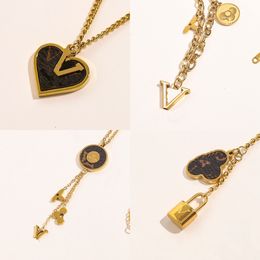 Femmes Conception Colliers Faux Cuir Or 18K En Acier Inoxydable Collier Ras Du Cou Chaîne Lettres Pendentif Europe Amérique Mode Bijoux De Mariage