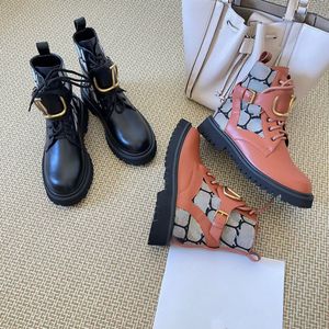 Bottines de créateurs pour femmes 2023 Automne et hiver Nouvelles bottes Martin en cuir à talons bas avec boucle en métal à mi-jambe augmentent la chaleur à tête ronde et à semelles épaisses