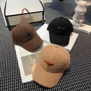 Femmes Designer Ball Caps Haute Qualité Étiquette En Cuir Riveté Casquette De Baseball Hiver Version Coréenne Tête Ronde Noir Plume D'agneau Cap